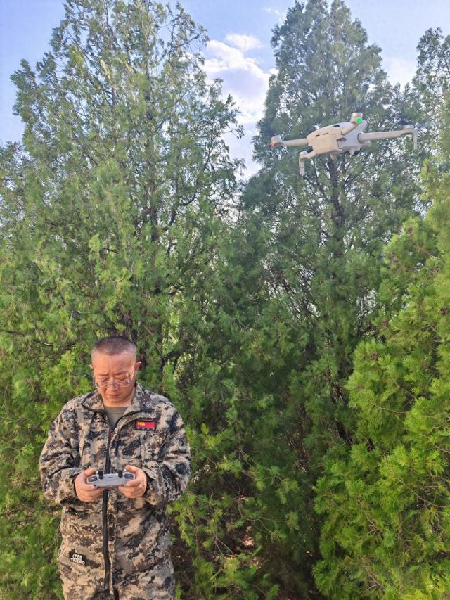 杨福贵在操作无人机。受访者供图