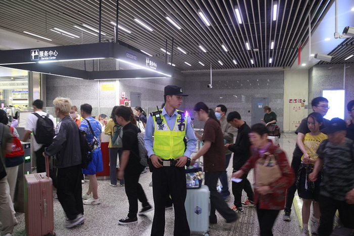 轨交公安疏导大客流 上海市公安局供图