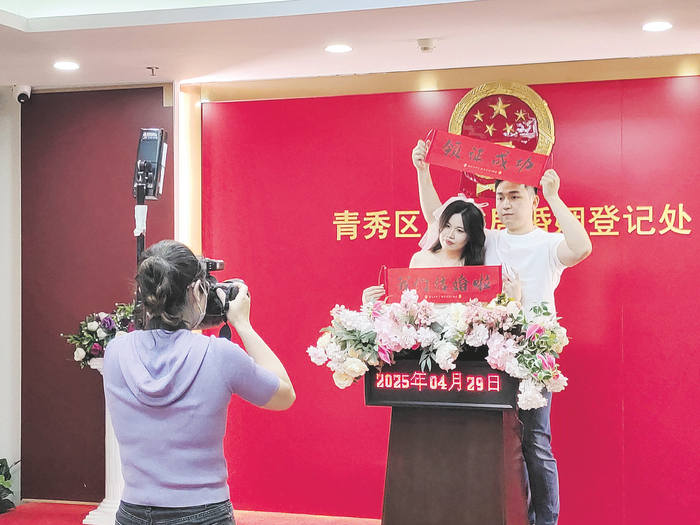     新人领到结婚证后拍照留念。    本报记者吴潇 摄