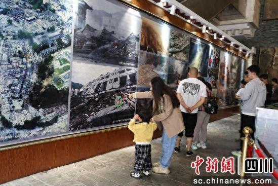 汶川县博物馆迎来客流高峰。汶川县委宣传部 供图