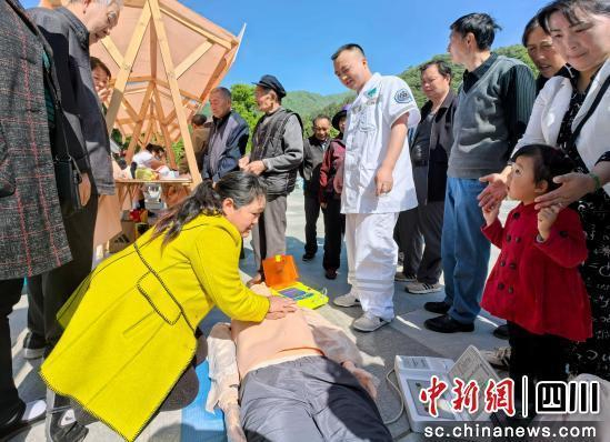 游客体验心肺复苏急救手法。 胡宇 摄