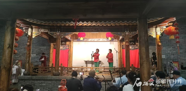 5月3日，乌鲁木齐市文化馆春风豫剧社的演员们走进乌鲁木齐市博物馆，为大家带来了豫剧《红灯记》《穆桂英挂帅》片段。李黎摄