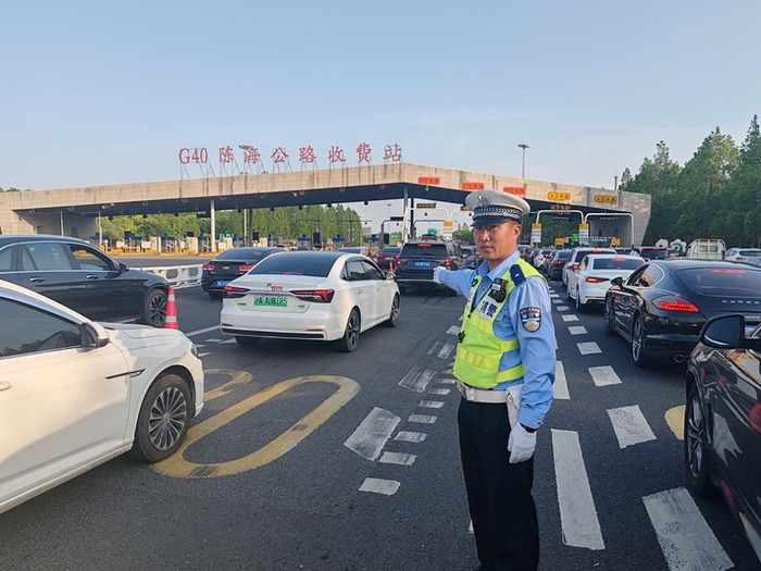 崇明公安在G40陈海公路收费站疏导交通 上海市公安局供图