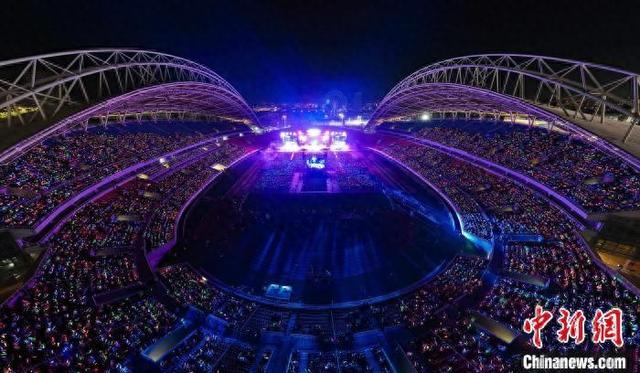 5月3日晚，2025潍坊风筝嘉年华“筝筝日上 青春飞扬”群星演唱会举行。潍坊市文旅局供图