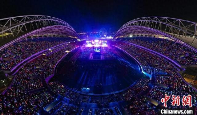 5月3日晚，2025潍坊风筝嘉年华“筝筝日上 青春飞扬”群星演唱会举行。潍坊市文旅局供图