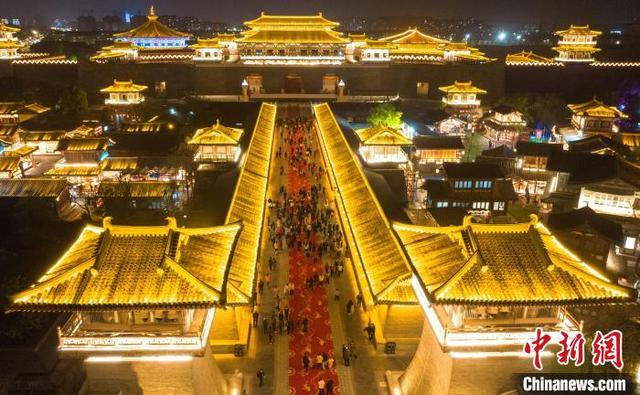 图为夜晚的唐城景区，游客络绎不绝。 杨东 摄