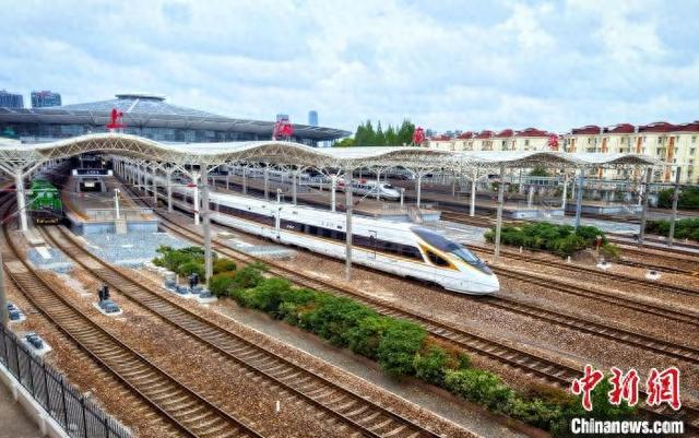“复兴号”高铁列车从铁路上海南站驶出。 蒋辰奇 摄