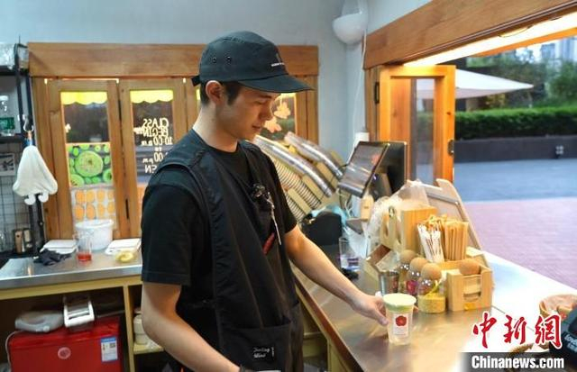 张寻在店内制作抹茶饮品。蒲文思 摄