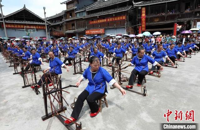 图为“百人纺纱”表演现场。龚普康 摄