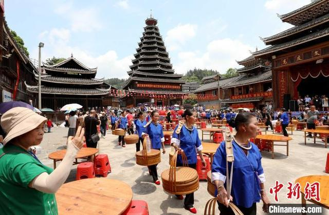 图为当地民众在准备百家宴。龚普康 摄