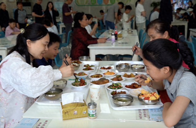游客们在东海县政府食堂内就餐。图片来源：东海发布
