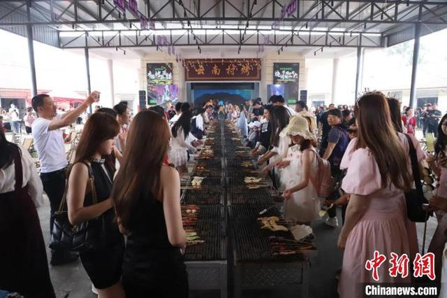 来自世界各地的双胞胎在五一假期体验“村烤”。墨江融媒 供图