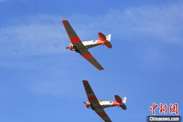 当地时间5月3日,2025年南非空军博物馆航空展在比勒陀利亚举行。图为飞行秀瞬间。中新网记者 孙翔 摄