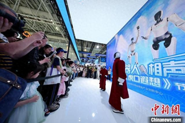 5月1日，福建福州，民众观看机器人相声表演。中新社记者 王东明 摄