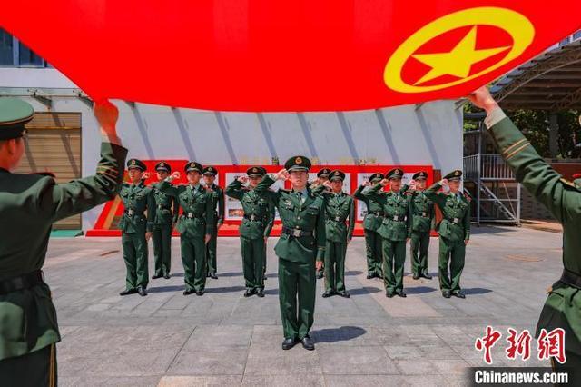 图为支队官兵们重温中国共产主义青年团入团誓词。熊文杰 摄