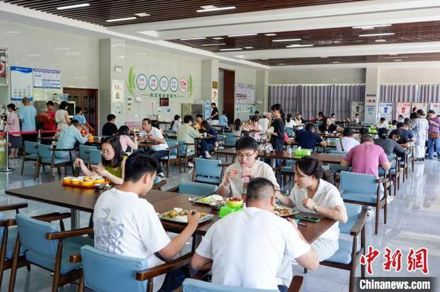 图为游客在赤壁市政府机关食堂用餐。 周蜜 摄