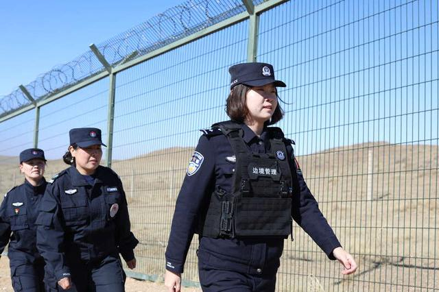 鲍雨朦和“女子宣防队”队员巡边。受访者供图