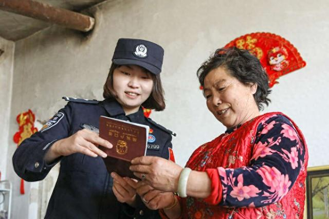 鲍雨朦为牧民群众“上门送证”。受访者供图