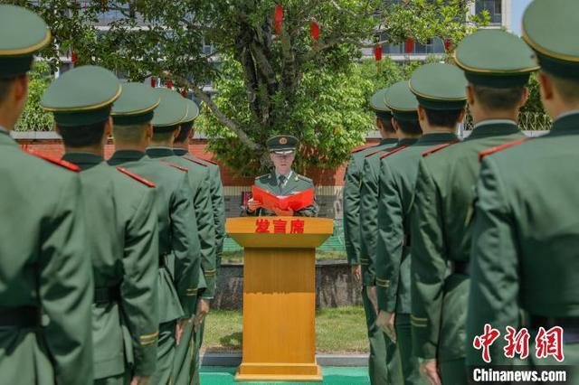 图为支队官兵宣读中国共产主义青年团入团名单。熊文杰 摄