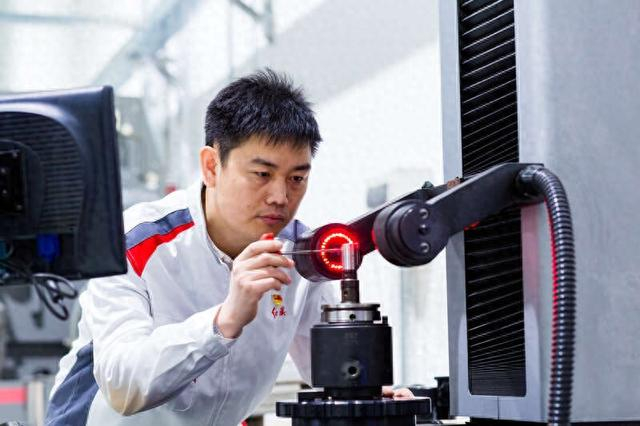 工作中的杨永修。受访者供图