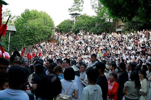 △杭州：宋城景区迎来客流高峰