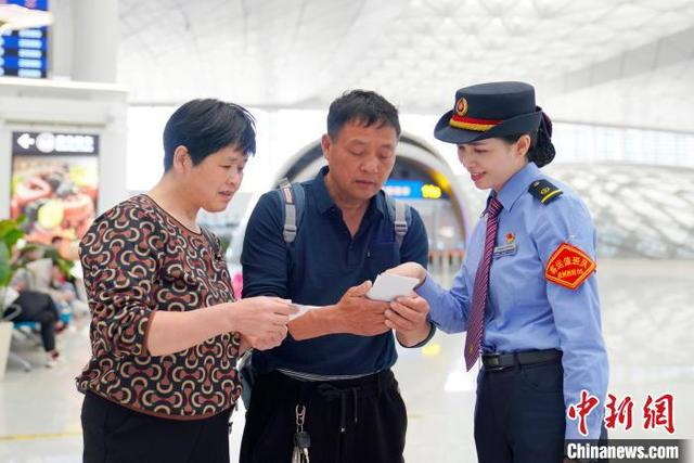 吴佩佩服务旅客。汤鑫严 摄