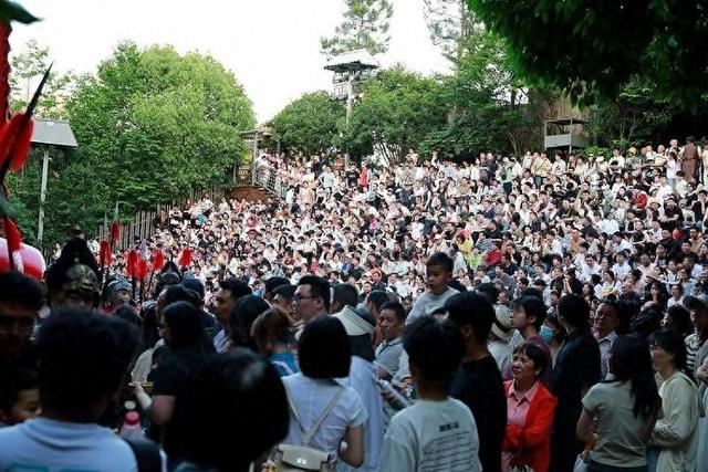 △杭州：宋城景区迎来客流高峰