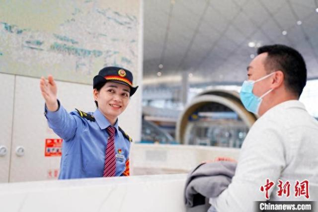 吴佩佩服务旅客。汤鑫严 摄