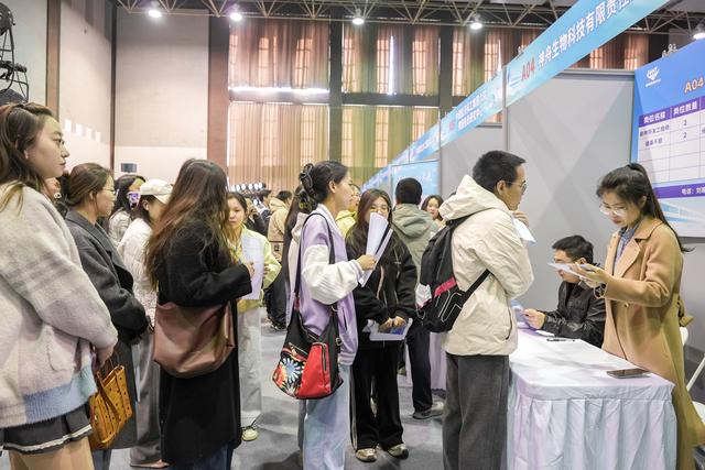 2025年高校毕业生巡回招聘会（内蒙古大学站）现场。（资料图）张伊焘摄