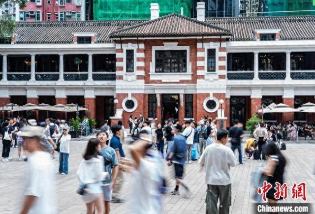 5月3日，众多游客在香港集古迹及艺术馆于一身的建筑群“大馆”参观游览。中新社记者 侯宇 摄