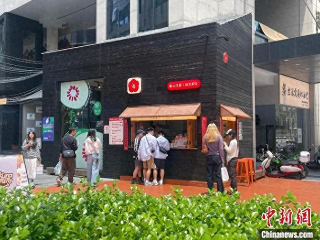 “五一”假期门店吸引顾客。蒲文思 摄