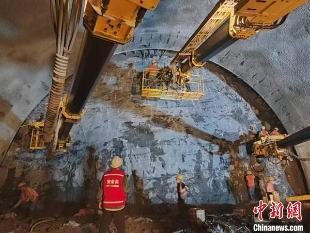 西渝高铁七星坪隧道内三臂凿岩台车正在施工作业。李凯摄