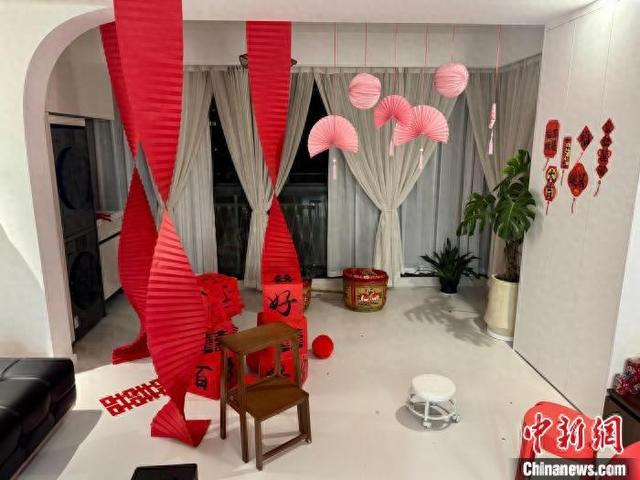 5月3日晚，“00后”女孩封宇的婚房物品均为网购。董易鑫 摄