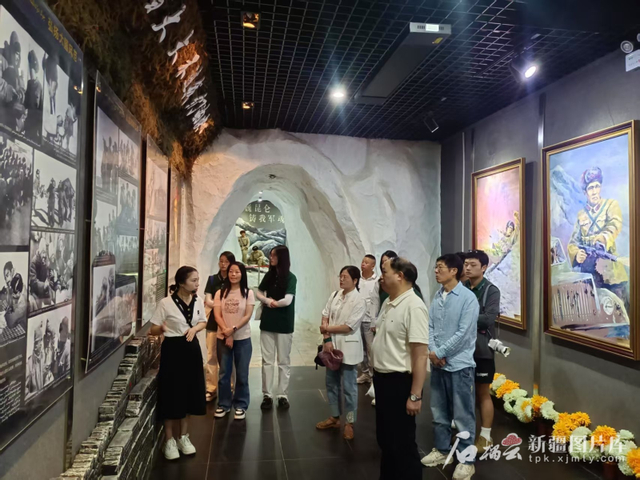 小长假期间，叶城烈士陵园革命烈士纪念馆内游客众多。艾尼瓦尔·艾买尔摄