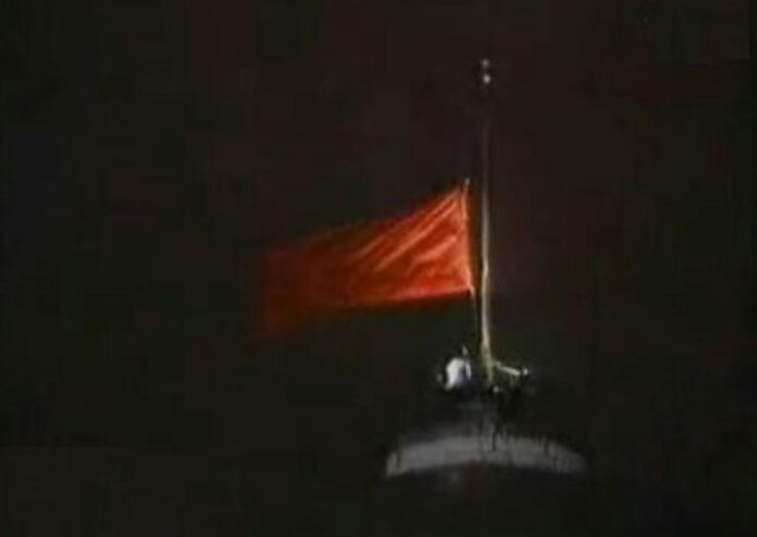 1991年12月25日，苏联国旗从克里姆林宫上缓缓下降。视频截图