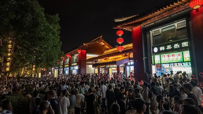 西安：大唐不夜城景区游人如织 图片来源：央视新闻