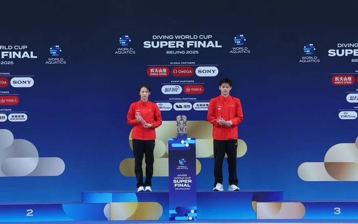 朱子锋（右）、陈芋汐分获2025世界泳联跳水世界杯总决赛最佳男女运动员。新京报记者 王飞 摄