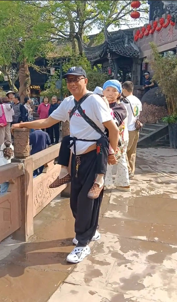 柴万斌背着母亲游黄龙溪的视频走红网络