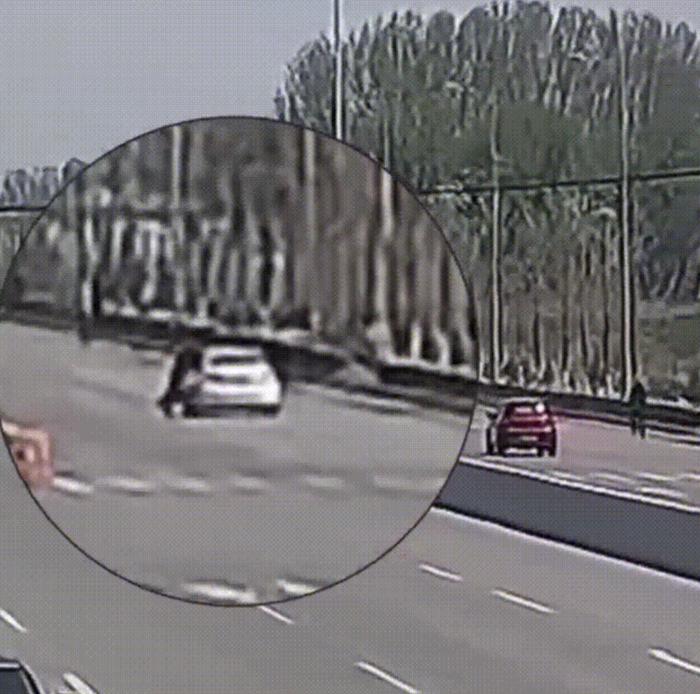 ▲赵大强被拖行近200米，柏油路上他的身体被剧烈摩擦翻滚。图源：辽宁公安