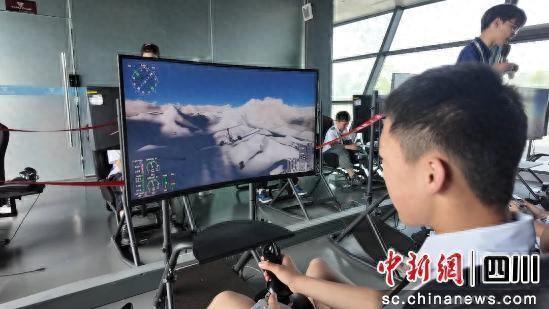 模拟驾驶飞机。金堂县融媒体中心供图