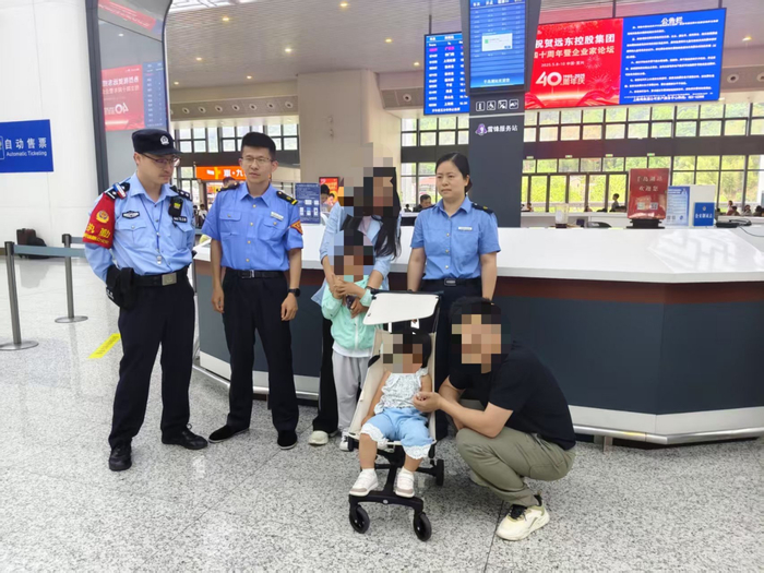 民警陪着孩子等待他们的父母返回千岛湖站。  图源：杭州铁警