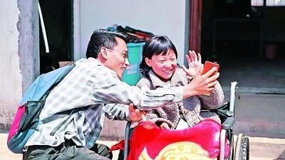 苏正民(左)在四川大凉山与受资助学生交流。受访者供图