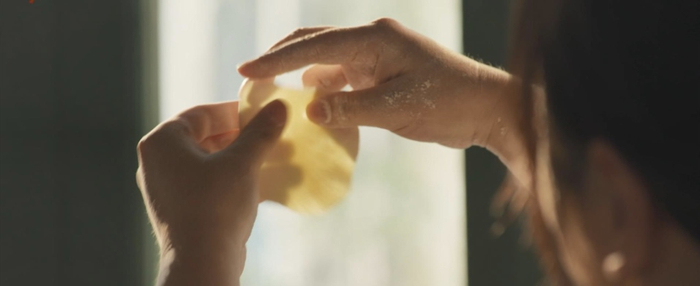 在听取客人意见后，臧姑娘反复实验水饺皮的最佳厚度