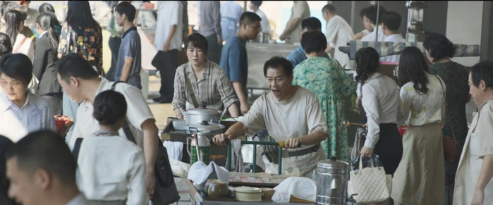 邻居糖水伯带着臧姑娘在湾仔码头出摊