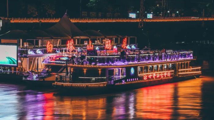 白塔山码头停靠的夜游黄河游船