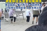 陕西一景区大量虫子往游客脖子里钻 景区回应：天太闷热导致