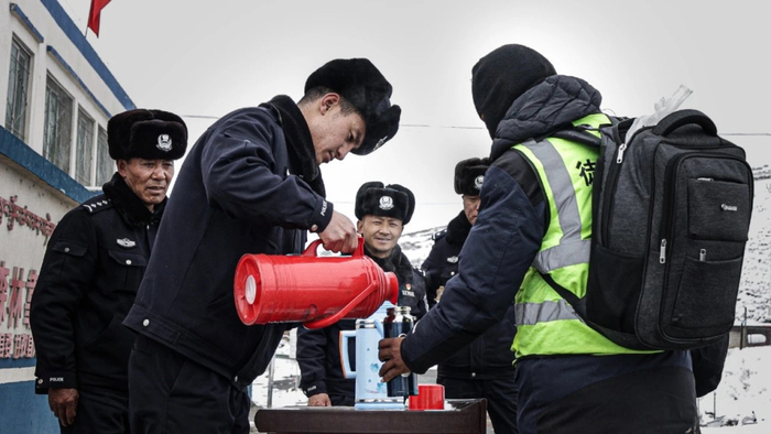 警务站民警为过往旅客服务。