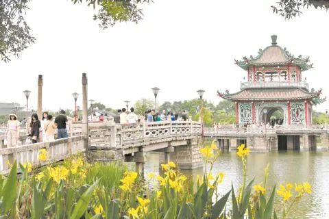 “五一”假期期间，揭阳古城多处景点吸引游客游玩打卡。图为游人如织的西湖公园。林洁松 摄