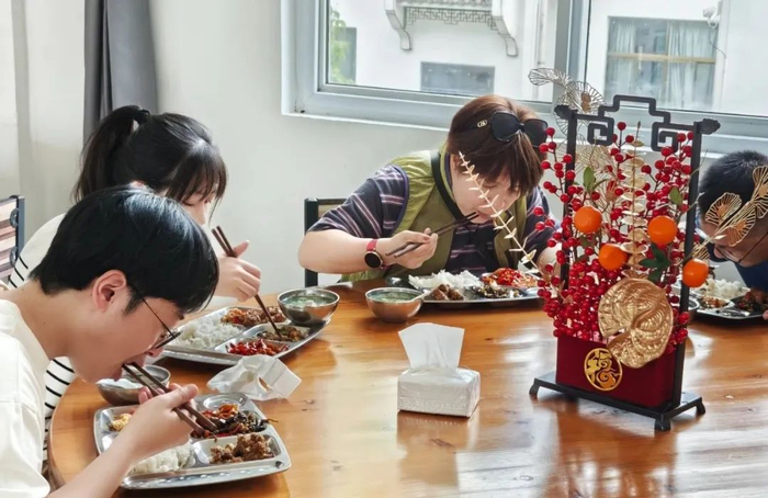 宏村镇机关食堂变身特色“游客餐厅”。微信公众号 黟县发布 图
