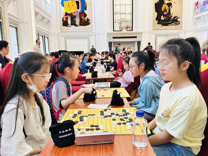 小朋友们借着围棋，在场下成为了好朋友。